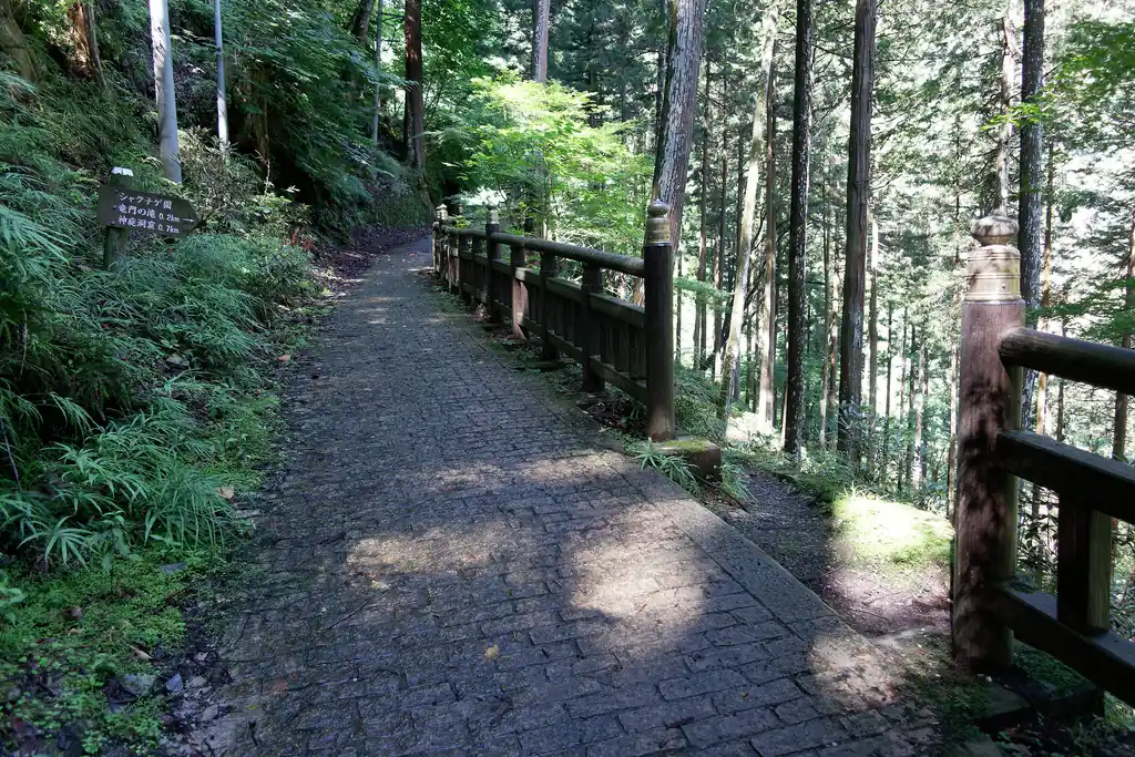 真っすぐ行くと表参道登山口なので、ここで右に折れていきます。