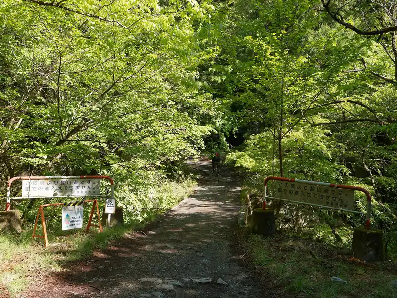 ここから登っていく。しばらくは舗装路が続く。