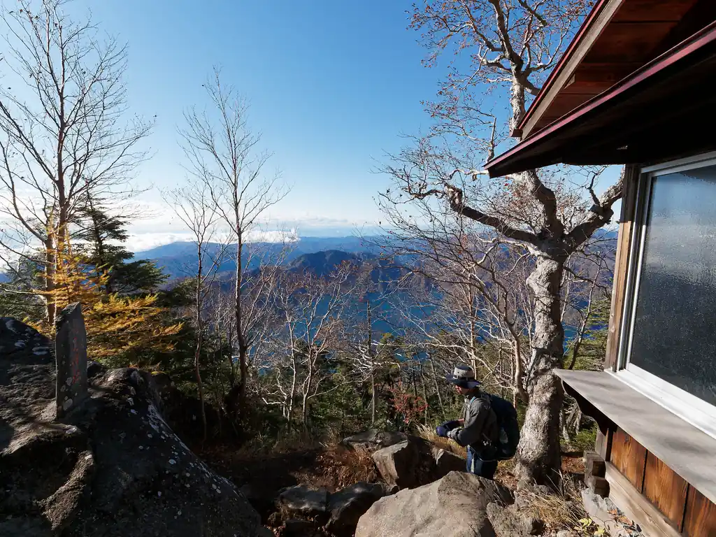 しかし良い景色だ…。既に周りの山より標高は高くなっており、水平線まで見渡すことができます。