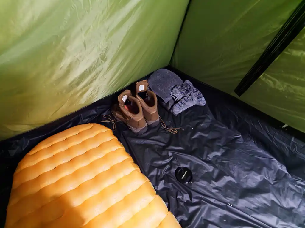 二人用のテントを一人で使っているので、中はだいぶ快適だった。
どこかで、登山靴を前室に置いていると、隙間から動物が入っていたずらに持っていく、という話を聞いたことがあるので念の為テント内に靴は入れておいた。