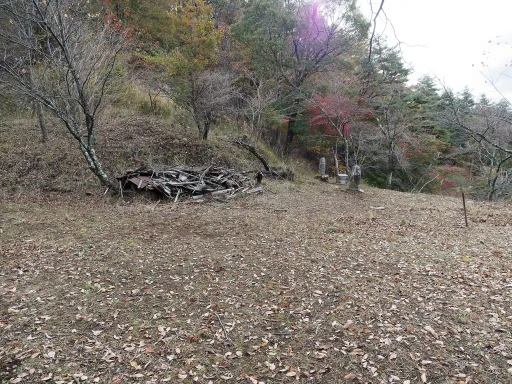 確かここが堂尾山公園である。朽ちて倒壊した小屋らしきものや謎の石標がある長閑な公園である。
