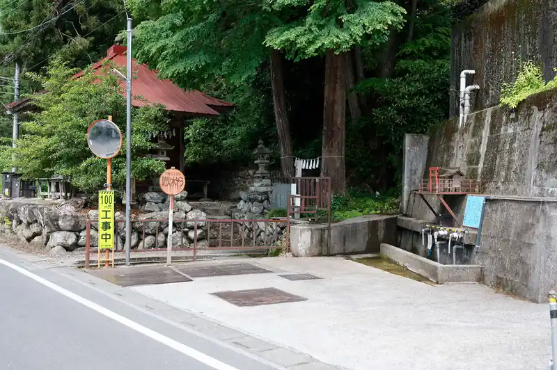 改札を潜る前に、近くの水場で涼んでいきます。
昔、ここで近所に住むというおじいさんと知り合い、なぜかそのまま自宅に招かれて自分たちで作ったという食べ物を色々とご馳走になりました。
その後、連絡先は交換せず別れてしまったのですが、1～2年後に自宅を訪ねてみたものの反応がない。あのとき連絡先を交換しておけばなあ、と思う思い出が蘇ります。