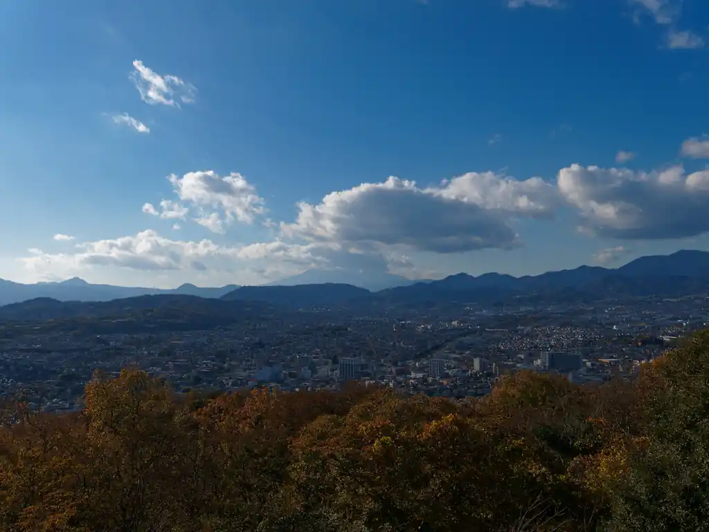 雲に隠れてるけど、中央のあたりに富士山が見えるのかな？どうもそんな感じがするが…。