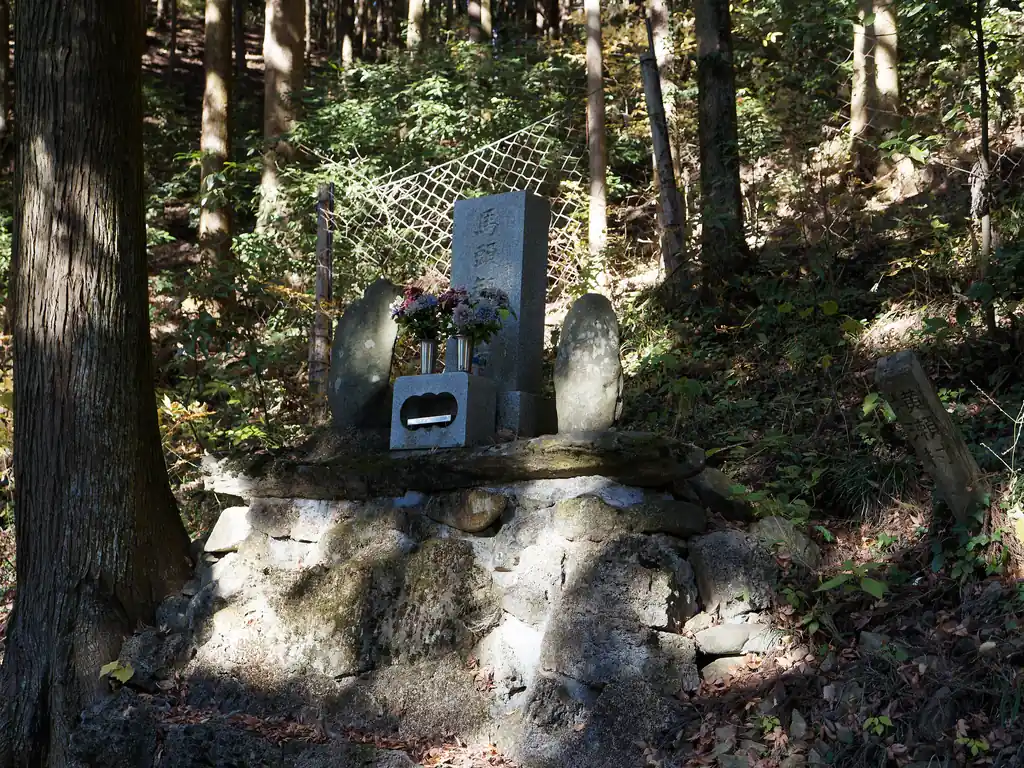 やけに綺麗な馬頭観音。こんなに綺麗な馬頭観音は見たことがない。馬頭観音というより、もはやお墓だ。墓石を再利用してるんじゃないのか。