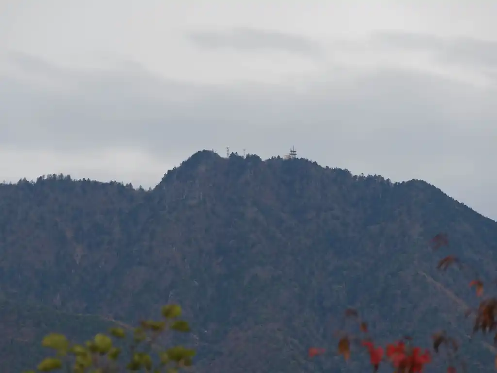 三つ峠山が見える。
今頃登山者でいっぱいなんじゃないかな～とか思いつつ眺める。
まあ天気が天気なので、眺めはそれほど良い感じがしないけど…。
