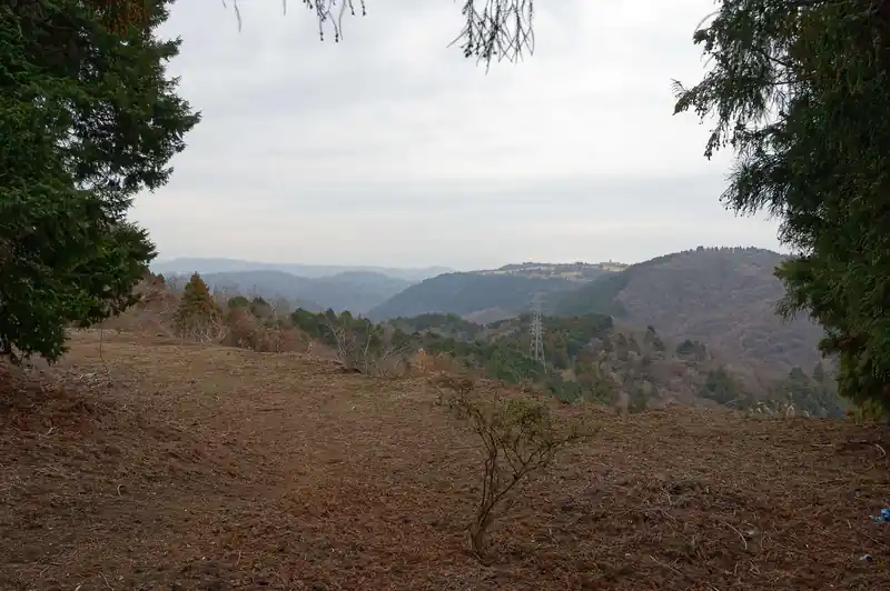 第六天という場所は大体眺めが良いことが多い気がするんですが、ここもやはり眺め良しです。
といっても展望広がるのはこの角度だけで、他は樹林に囲まれた寂しい山頂です。