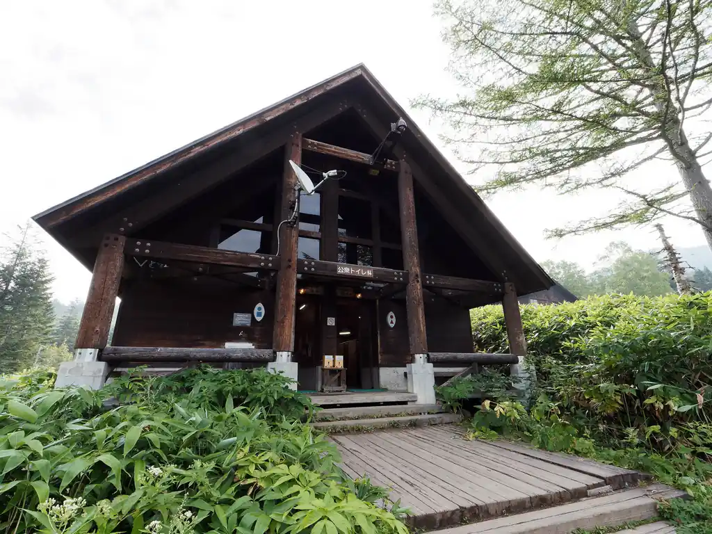 尾瀬沼の東の方はビジターセンターやら、尾瀬沼ヒュッテ、長蔵小屋が集中しているエリアがあります。
ここは休憩所やら売店、トイレもあるので休憩にはぴったり。