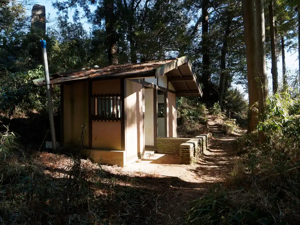 トラロープ箇所から少し登っていくと右手にトイレのある広場に出る。

ここまでは観光地になっているらしく、登山者用というより、観光者用の看板が多く見られるようになる。
実際、普段着の観光者っぽい人が何人か逆方向の道から登ってきていた（逆方向にバス停に繋がる歩きやすい未舗装の道がある）。