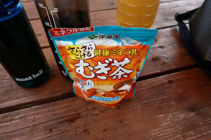 尾瀬は水量豊富なため、水を飲んでいればお金はかからない。
しかしお茶のペットボトルとなると500mlで400円～500円程度はする。
少しでも節約するため、今回は麦茶の元を持ってきた。尾瀬の水にこれを入れてお茶を作ろうという魂胆である。

これは結果的に大成功して、ペットボトルを追加で購入することはなかった。