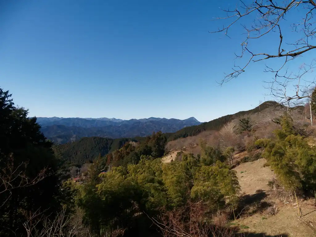 平九郎茶屋横の登山道からの眺めがなかなか良い。
奥に武甲山が見える。