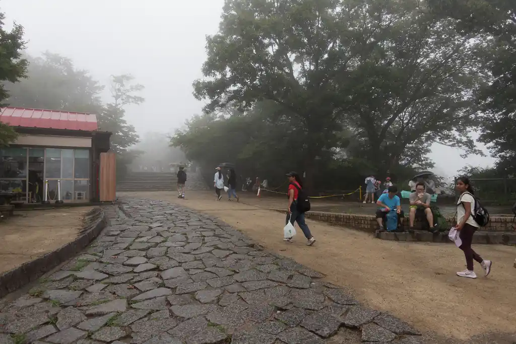 高尾山山頂。また小雨がパラパラ。以外に観光客は多くてびっくりしました。こんな日に高尾山来ても景色見れないだろうし、雨で大変でしょ！と思っていたので、誰もいないんじゃないかと思いましたが。