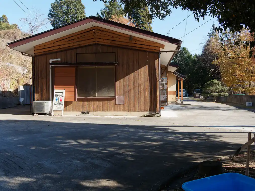 向かいにはチップ制トイレ。この辺りは使えるトイレがないのでありがたいですね。