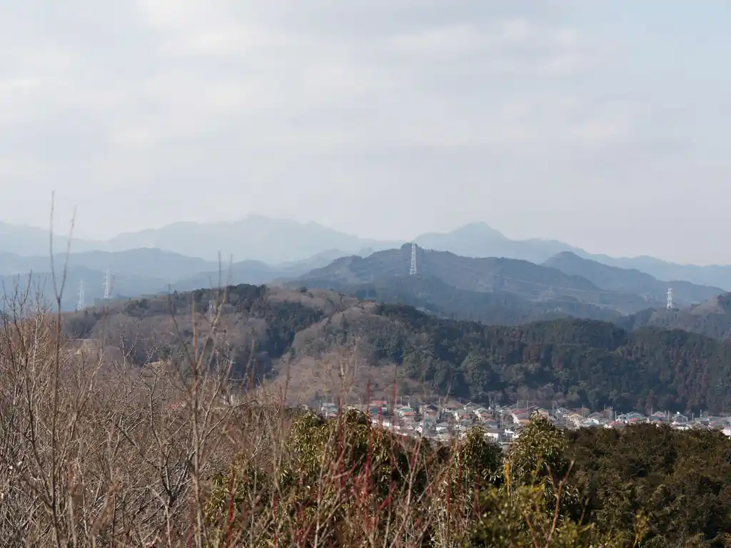 今日歩いてきた山が見えますねえ。