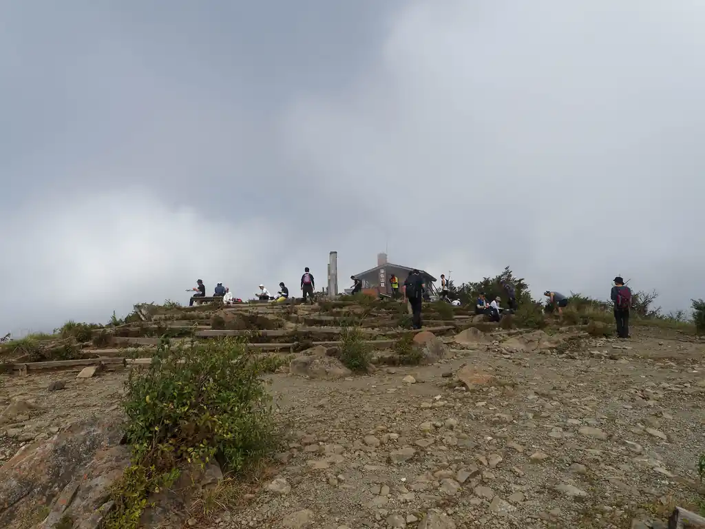 ようやく眼前が開け、塔ノ岳山頂に到着です。
しかし曇っているな…。