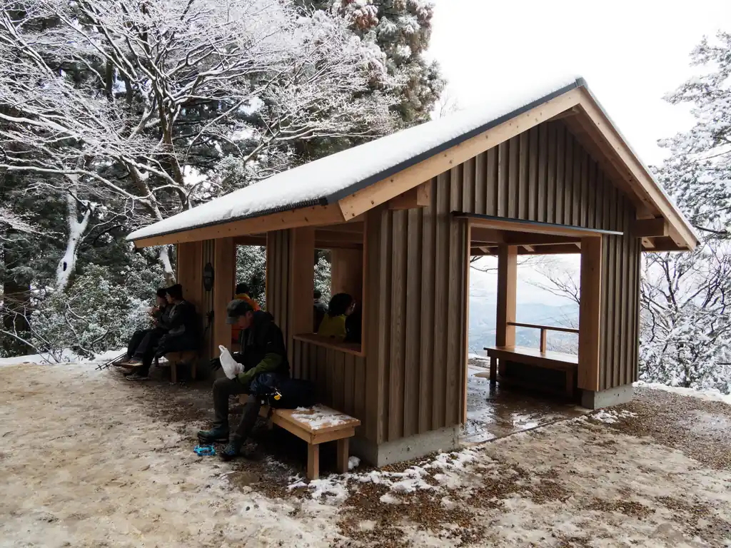 弁慶ヒュッテ。
最近出来たのか建物はかなり新しくキレイ。
大勢の登山者が休憩中だった。私もここで残りのパンを食べ、チェーンスパイクをつけて白雲橋コースで下山する。今考えれば、女体山まであとちょっとだったので、ついでに登れば良かったかな、と思う。
ここから女体山まではシンボリックな岩がいくつかあるらしく、せっかくなら見ておきたかった。