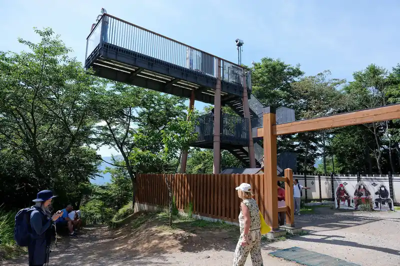 この見晴台、なかなか怖いんですが、未だに上の突き出してる部分が折れた事故を聞かないので強度的には問題ないんでしょう。
ここに登るのは3度目ですが、いよいよ慣れてきました。