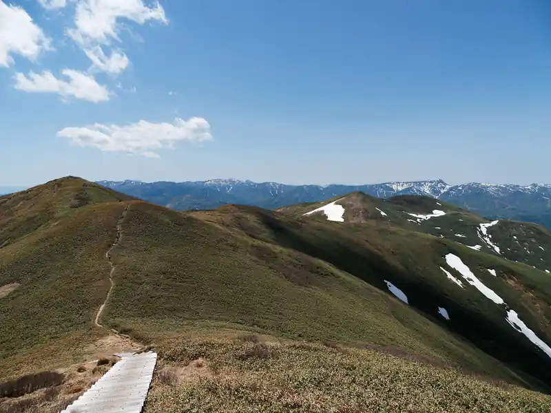 2回ピークを超えて、平標山への登り返しだ。先が思いやられる。