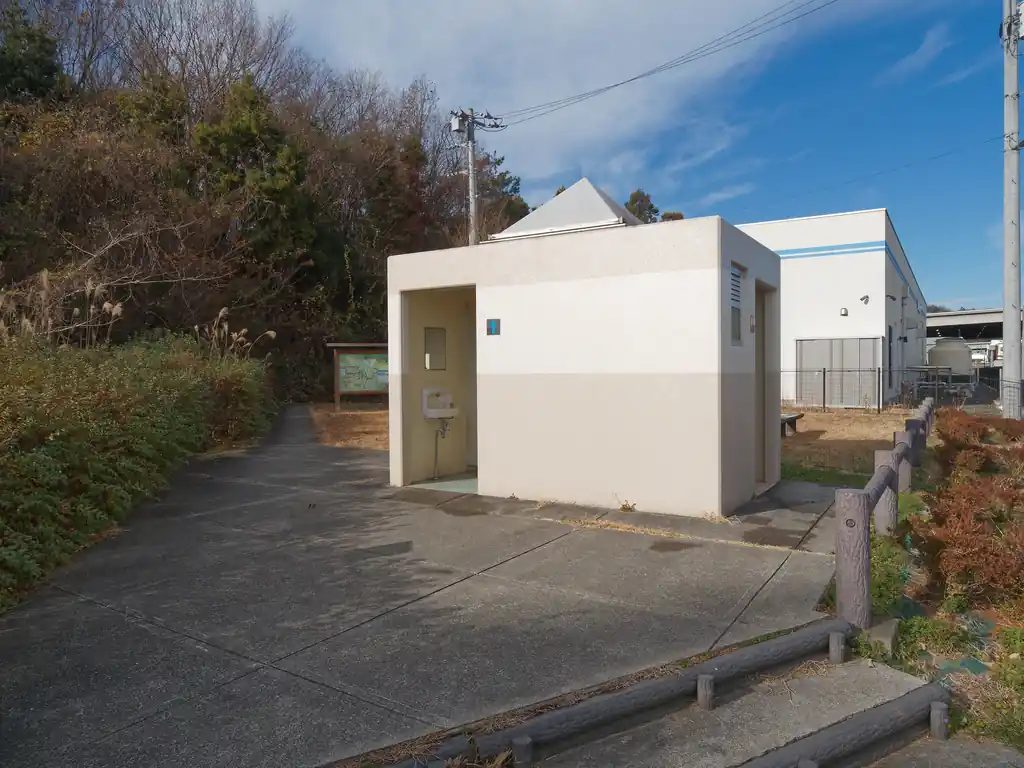 龍崖山公園を抜けて舗装路を歩いていくと、配水場広場に出る。
ここにももう一つトイレ。

柏木山に行くには、左側の道を歩いていく。