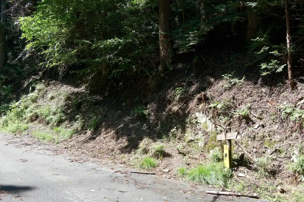 一度林道に出て、ここから向かいの登山道に入ります。ここでも熊出没注意の看板…。ここらへんは熊多そうだよなあ。