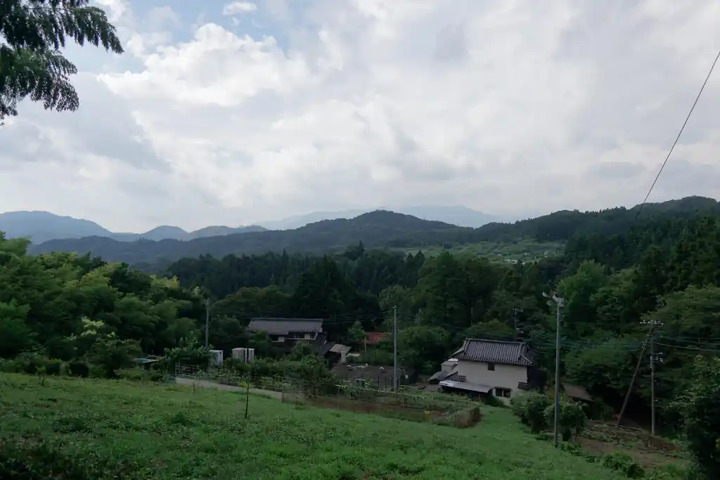 途中少し見晴らしのいいところがある…。こういうところがあるということは、そこそこ坂を登る必要があるということです。この真夏に車道を歩いて坂を登るなんて、最もやりたくないことの一つです…。