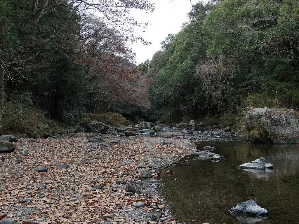 柏木山を後にした後は少し車道を歩き、多峯主山に向かう。
途中ドレミファ橋を渡る。