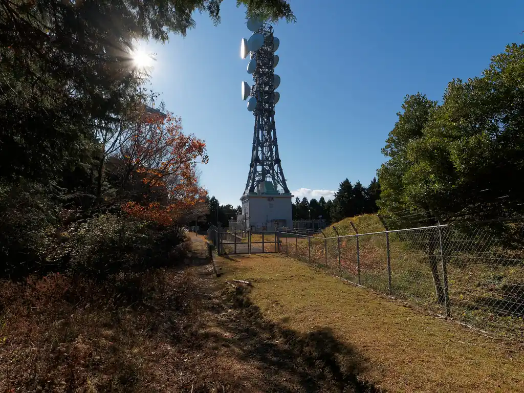 しばらく歩いていくとまたアンテナ施設。
ここは写真右側に高取山方面への道標があるのだが、真っ直ぐいっても道標通り曲がっても、すぐそこで合流するのであまり変わらない。