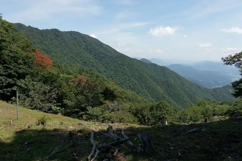 左の尾根がたぶん本社ヶ丸、角研山、鶴ケ鳥屋山と伸びる尾根かな、と思ったんですが、本社ヶ丸で分岐している支尾根かな。