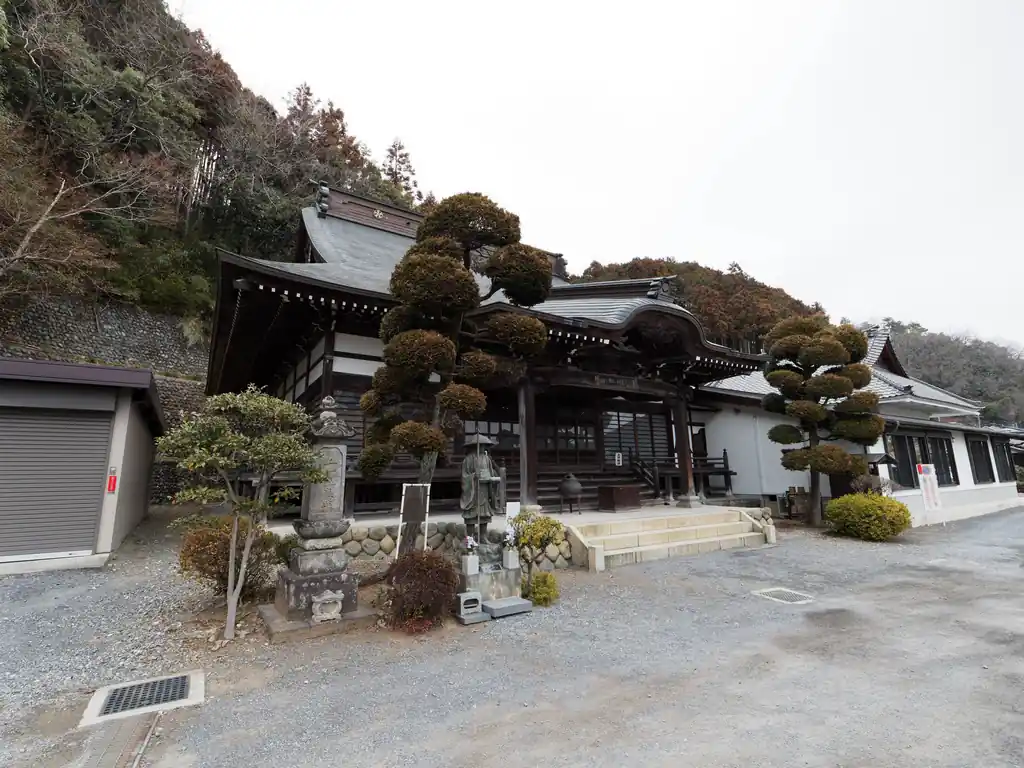 というわけで下山は梅岩寺。

ここから5分程度歩くと青梅駅。
いや～なかなか疲れました。冬だから良いけど、夏だとなかなか厳しいだろうな。青梅丘陵が特に超低山の道なので、寒い今時期がベストシーズンでしょう。
青梅丘陵はエスケープルートも色々とあり、きつくなったらそこで最寄りの駅まで下山しちゃうのも手かと思います。