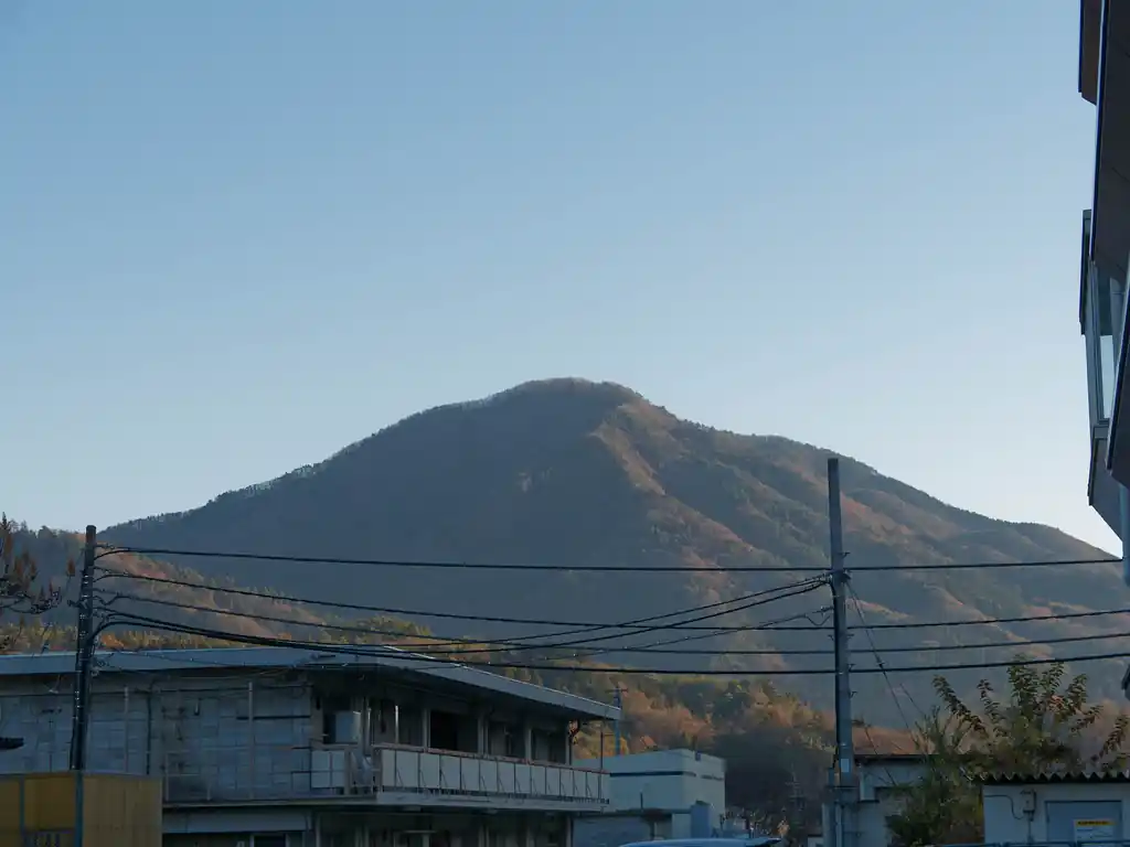 こっちは扇山だと思う。
扇山も山頂付近は平らで広そうな印象だ。
扇山と百蔵山の間は緩やかに凹んでいて、200m程度は下って登り返す。

写真を撮っているうちも、何人か登山者が駅を後にしていった。