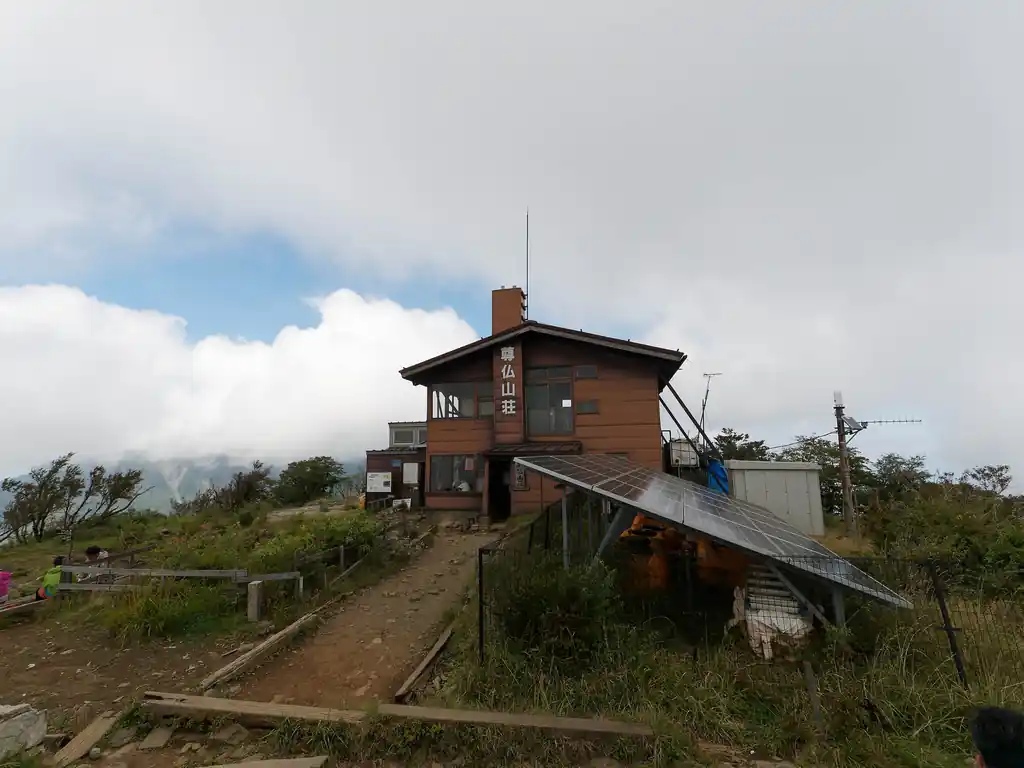 尊仏山荘。いつか泊まってみたいかも。さぞ夜景が綺麗なんでしょうな。ここらへんはテント場がないから、小屋泊するしかないんですよね。