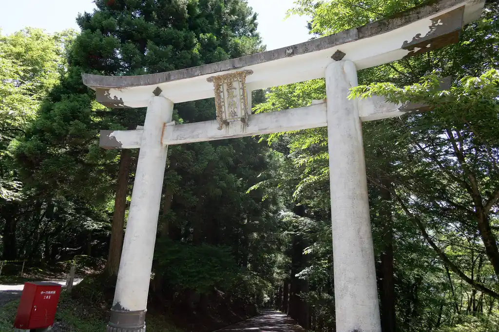 私は間違えて鳥居をくぐって歩いて行ってしまったけど、写真左側の道を歩いたほうが本殿には近いと思われます。