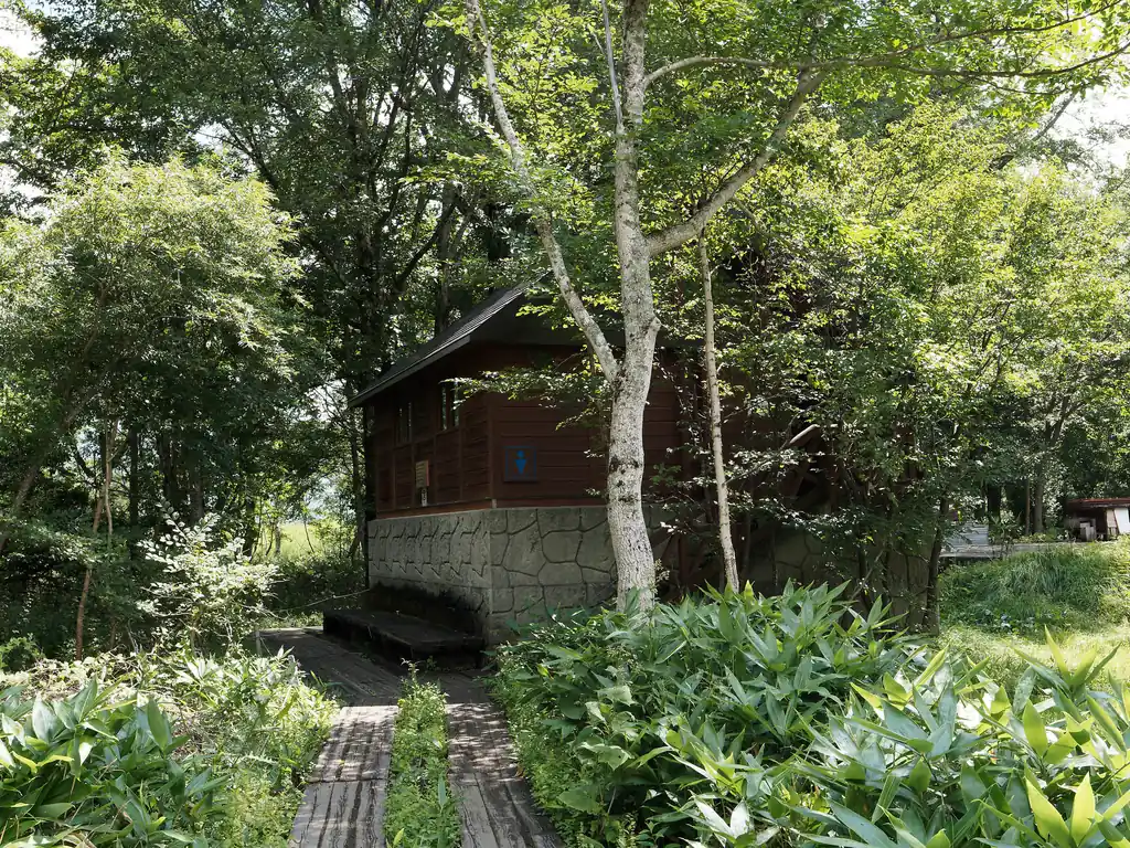 途中木が生い茂っているところにつくとそこが竜宮小屋。
上の写真はトイレ。ここも綺麗でした。協力金100円を納めて使用させていただきます。