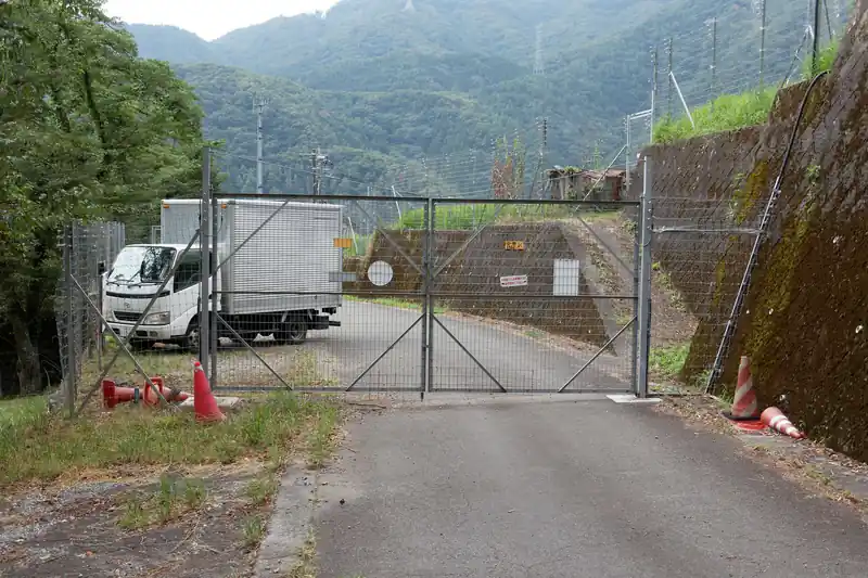 柵を超えて歩きます。写真は柵を超えた後、振り返って撮ったものです。