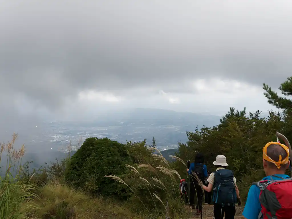 早々に花立山荘まで到着。少し雲が晴れて街並みが見え始めました。やった～