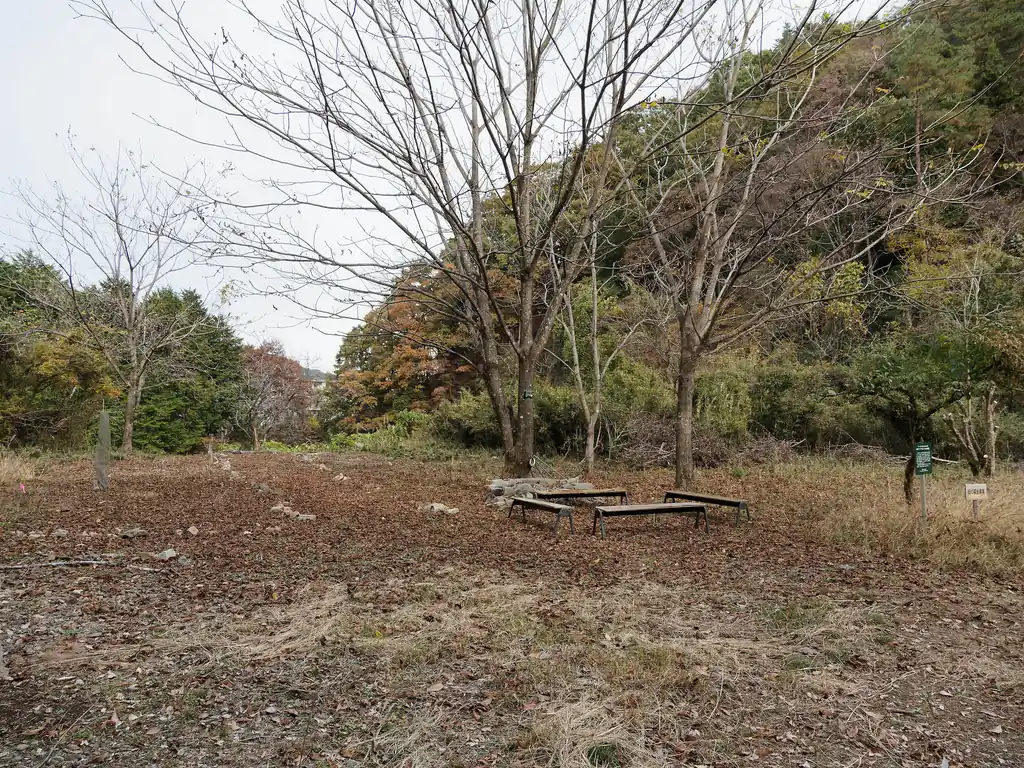 神社から少し下ったところに開けた場所があった。
ここはベンチもいくつかあって長閑な雰囲気。写真奥の部分はなんだか耕してあるみたいな感じがした。何か植えてるんだろうか？
