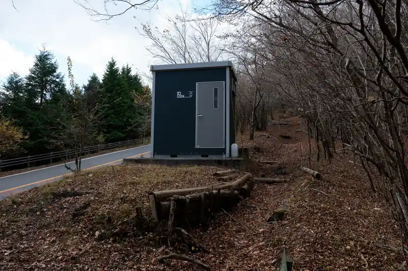 そのまま歩いていくとトイレ。
ありがたい。