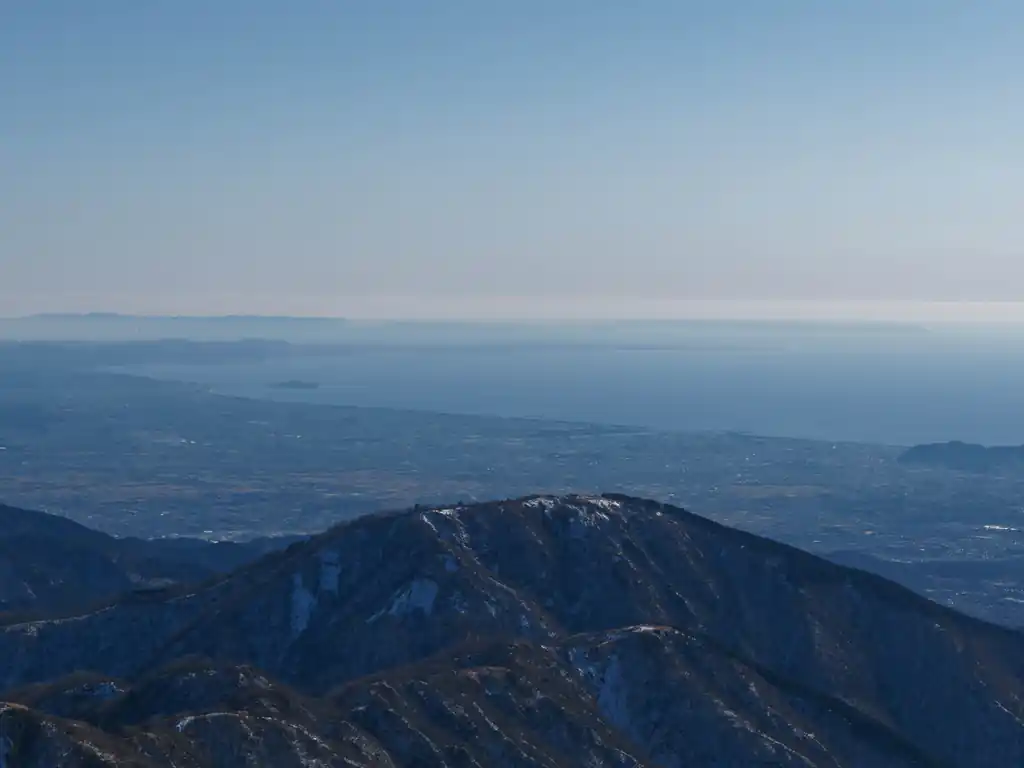 こっちは相模湾。江の島も見える。
手前の山頂は大山かな。