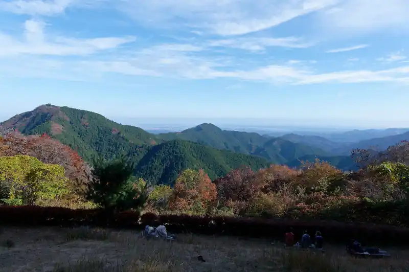 展望台で休憩する人たち。左に日の出山。
奥の方はたぶん武蔵五日市駅あたりの町並みだと思うんですが、どうだかな。