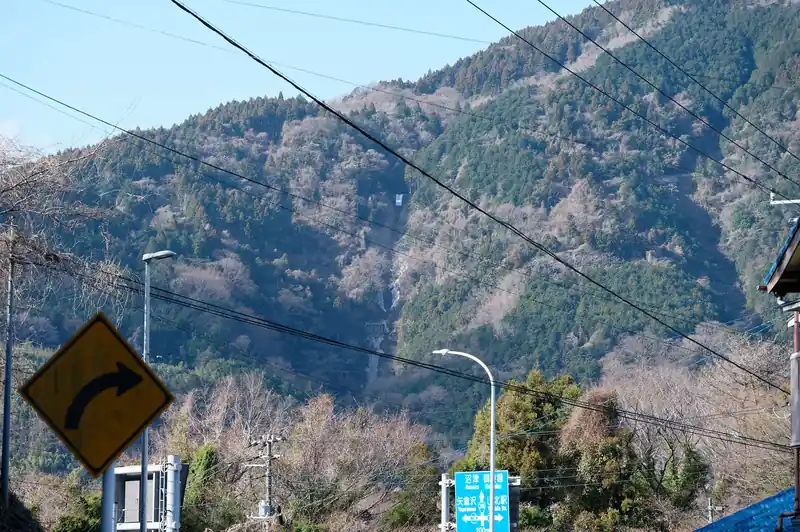 歩いていると目指す山の方向が見えてきました。
山の斜面になにやら白い建造物が見えますが…。（後ほど明らかになる）