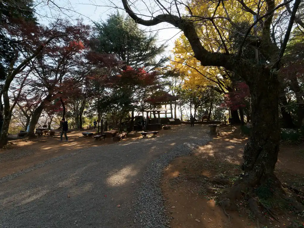 お昼時だからか、数人のハイカーっぽい人たちがベンチで休憩していた。