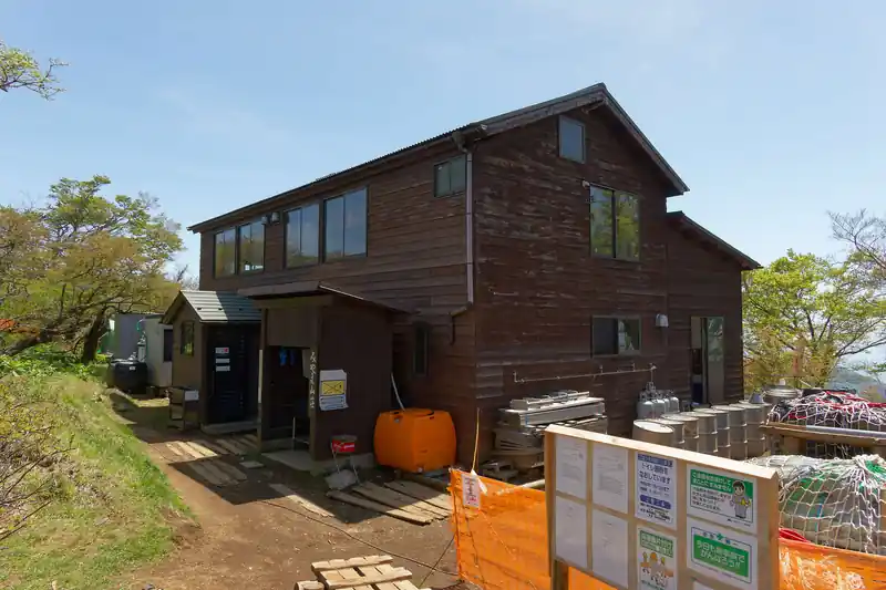 みやま山荘。なかなかキレイそうな山小屋だ。一度は泊まってみたい。尊仏山荘もだけど。