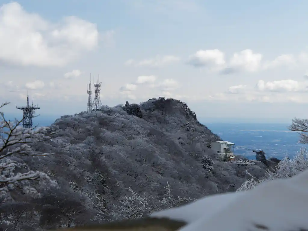 こっちは女体山。山頂下につつじヶ丘駅から上がってくるロープウェイの駅が見える。
