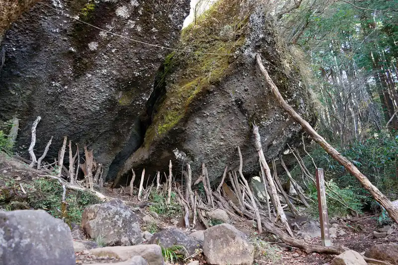 大体どこの登山道でも大岩があると木の枝で支えられてるよなあ。
登山者ジョークの一種なんでしょうか。