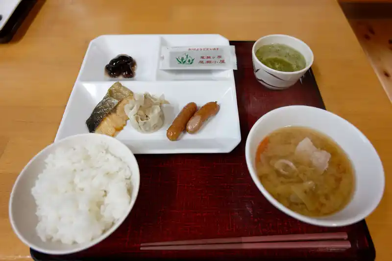 朝食。
この朝食もまた美味しい。しかしご飯は一杯だけにしておいた。

朝食を食べ終わったらすぐに出発して至仏山に登り、そのまま新幹線に乗って帰宅予定である。
全体の時間がシビアなので、早々に至仏山に登りたかった、のだが、昨晩から喉の痛みがひどくなってきて、夜寝付けない。
とりあえず山ノ鼻まで行って、登るか帰るか考えようと思っていたのだが、結局至仏山には登らずに帰ることにした。
