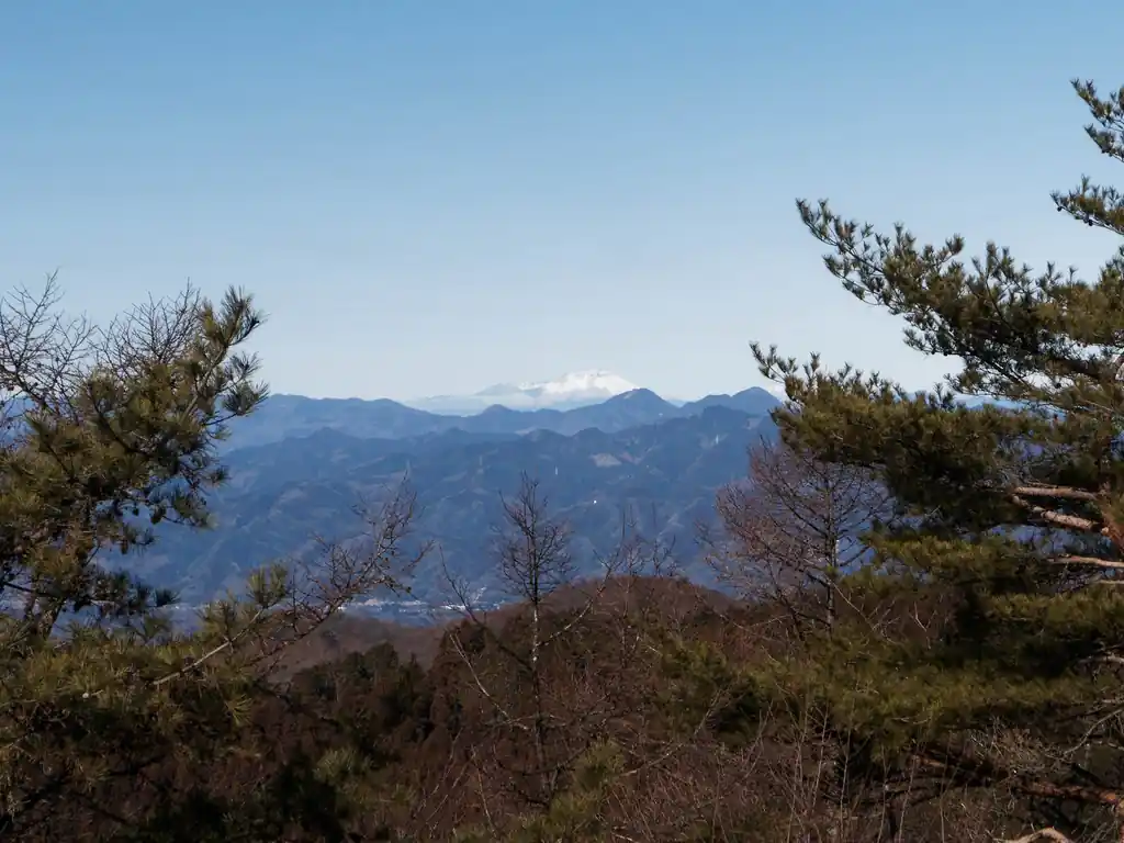 奥の降雪している山は浅間山かな。
浅間山も形が綺麗なので富士山と間違える人は多い。