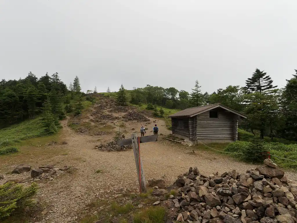 賽の河原の避難小屋に到着。いたるところにケルンがあって、異様な雰囲気。