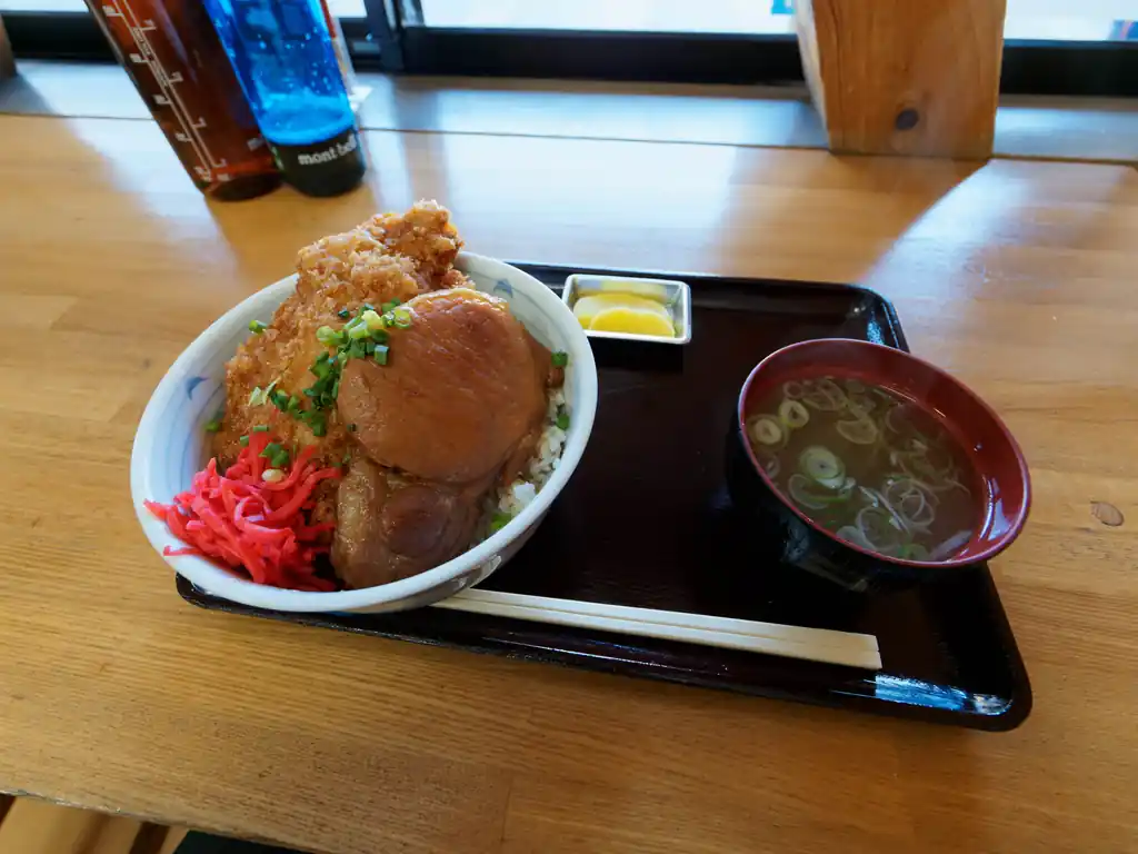 氷柱を見終わったら道の駅の食堂でお昼ご飯を食べる。

ここの食堂は味が濃くて、登山後に食べると特別おいしい。
しゃくしなタルタルとり天丼、わらじカツ丼、焼き豚丼、と食べてきたが今回はわらじカツと焼き豚のミックス丼を注文。

やはりここの丼は美味しい…。普通盛りでも量は多めなので、小食の人は厳しいかもしれない。確か小盛りという選択肢はなかったはず。