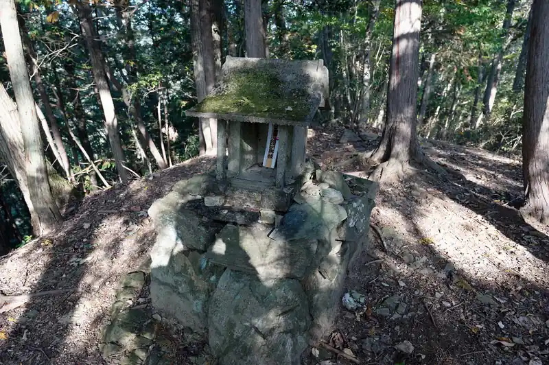 登り切ると祠がありました。