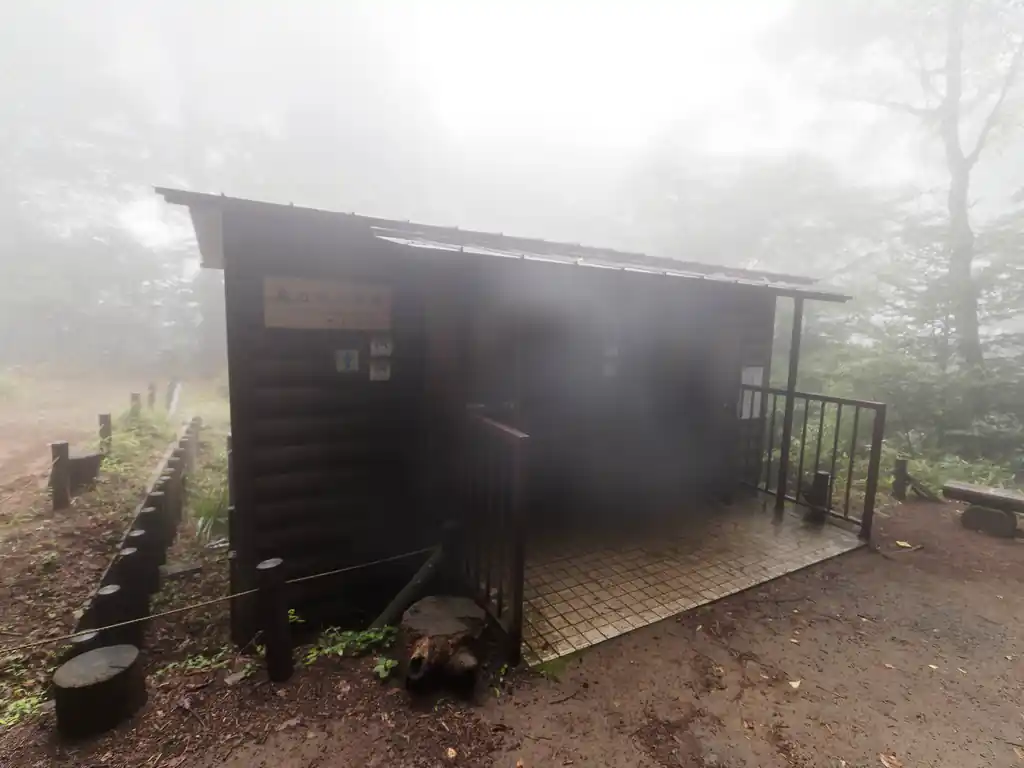 御岳山まで歩いていると途中で公衆トイレを見つけた。チラッと中が見えたけど、どうも水洗っぽい気がする。そして綺麗な洋式トイレっぽい。流石御岳山だ～。