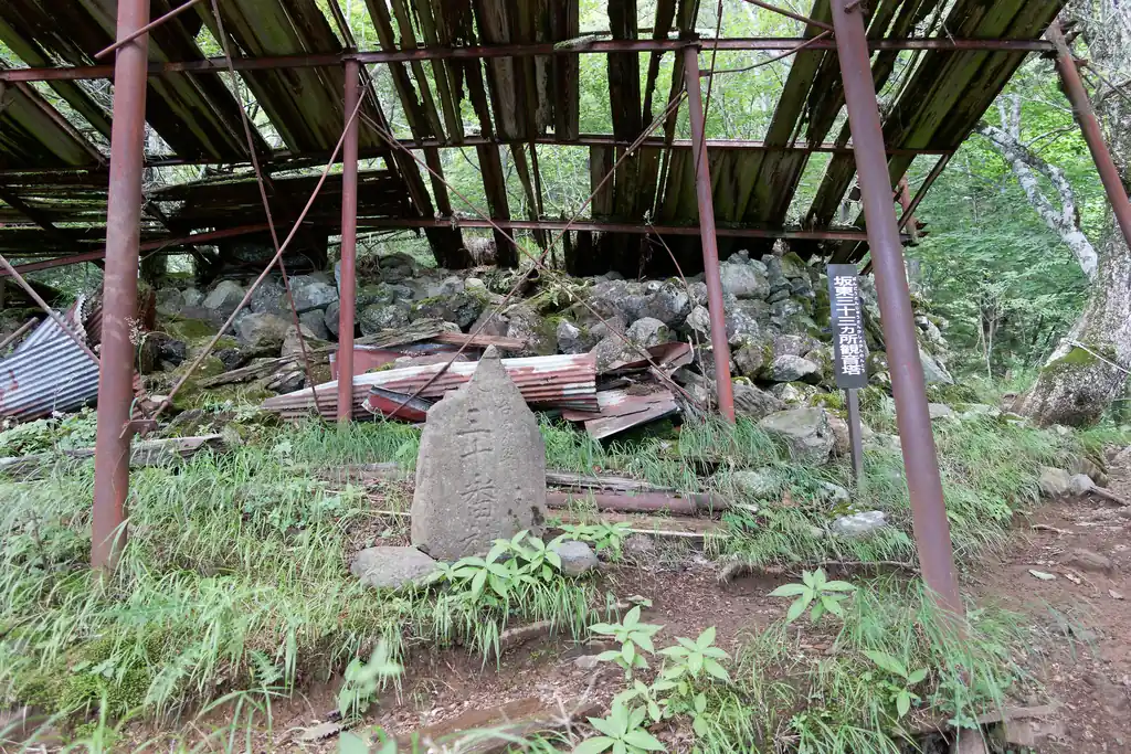 昔はここに建物でもあったのかな。すごいところに建物を建てるもんだ。